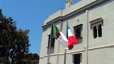 السفارة الفرنسية بالجزائر تنفي شائعات حول تعليق منح التأشيرة للجزائريين