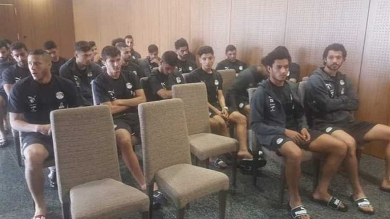 شوقي غريب يجتمع بلاعبي