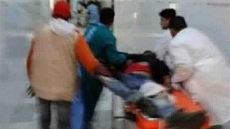 إصابة عامل إثر تناوله