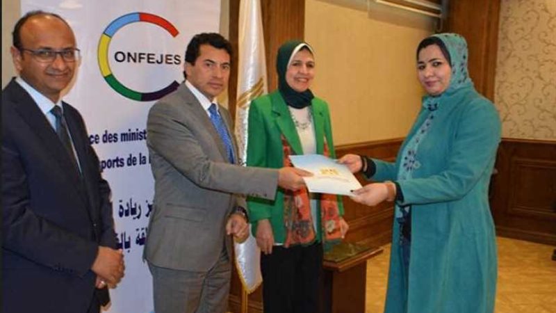 صبحي يسلم الدفعة