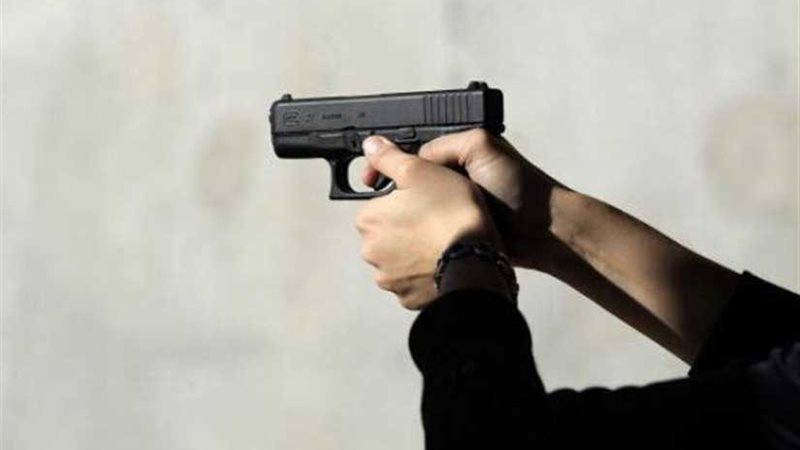 مدمن مخدرات يطلق