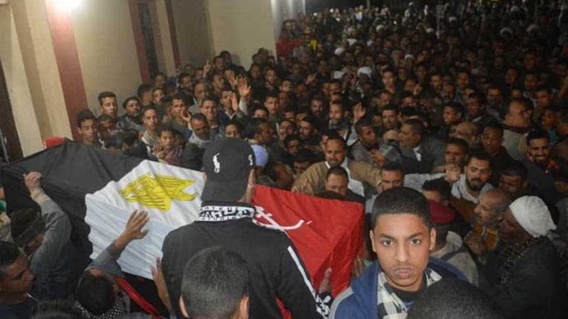 الآلاف يشيعون الشهيد