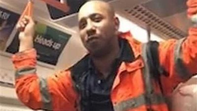 بريطاني يهتف ضد المسلمين في قطار لندن ..والركاب يعترضون (فيديو)