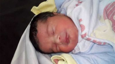 في عيد الأم.. تلقي بطفلتها الرضيعة على سلالم أشمون العام