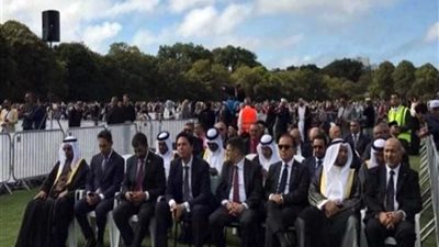 سفير مصر بنيوزيلندا يشارك في مراسم دفن الشهداء المصريين‎