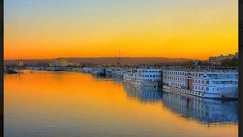 لحظات الشروق من نهر