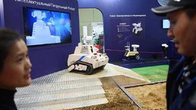 الصين تستعرض روبوتا