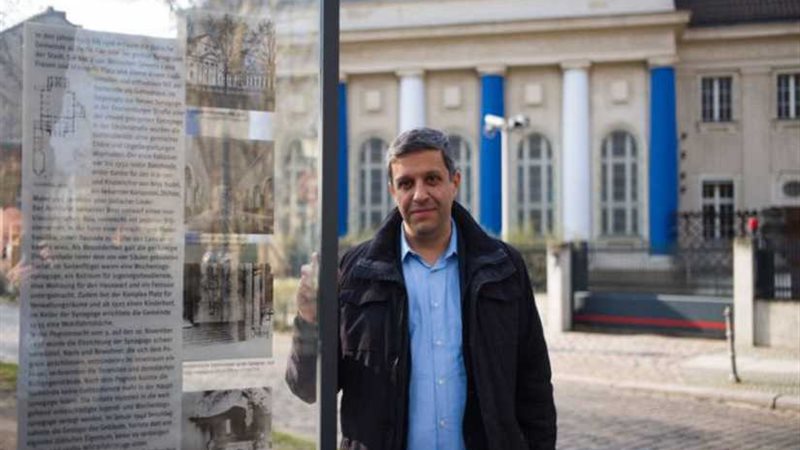 مسلم فلسطينى يقود