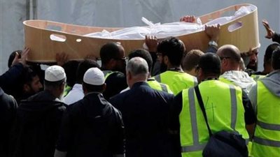 وفاة والدة أحد ضحايا هجوم نيوزيلندا الإرهابي بسكتة قلبية بعد حضور جنازته