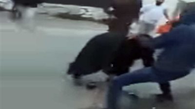شاهد.. مستوطنون يعتدون بوحشية على سيدة فلسطينية وابنها في الخليل