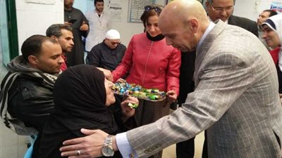 وكيل وزارة الصحة بالشرقية يوزع حلوى على المواطنين أثناء فحصهم في مبادرة القضاء على فيروس سي بفاقوس