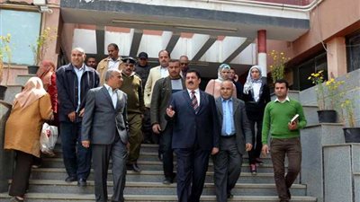 محافظ القليوبية في زيارة مفاجئة لمركز الخدمات التكنولوجي للمواطنين ببنها