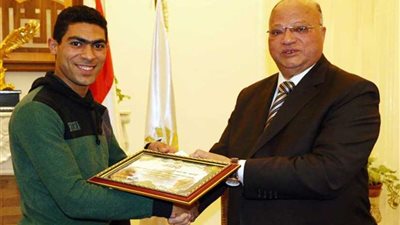 محافظ القاهرة يكرم الشاب 