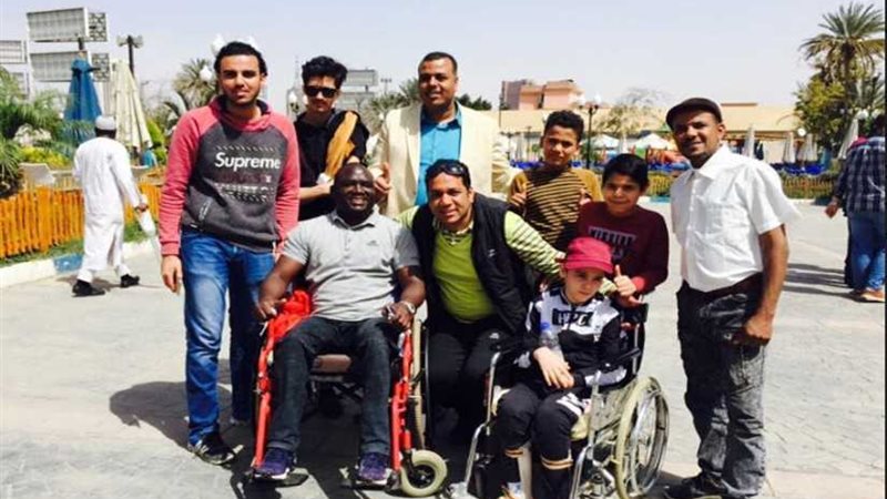 كشف طبي على المشاركين