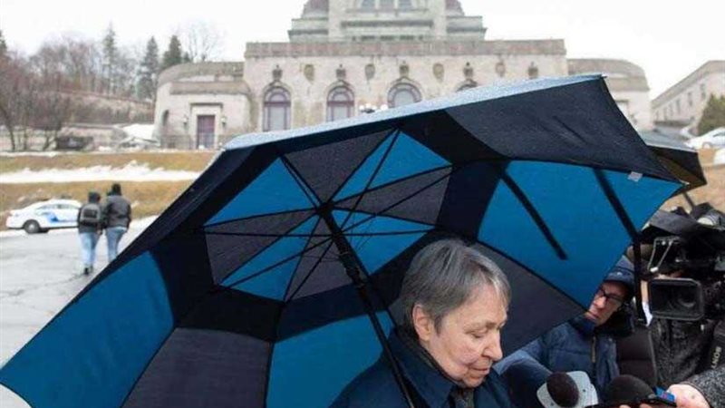 طعن قس كاثوليكي في