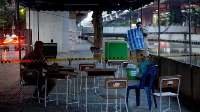 ملك تايلاند يحذر