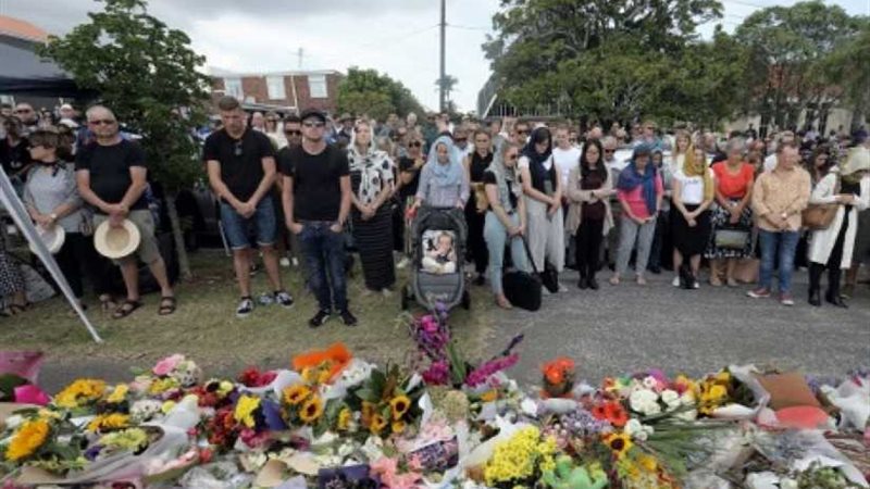 الآلاف يتجمعون في