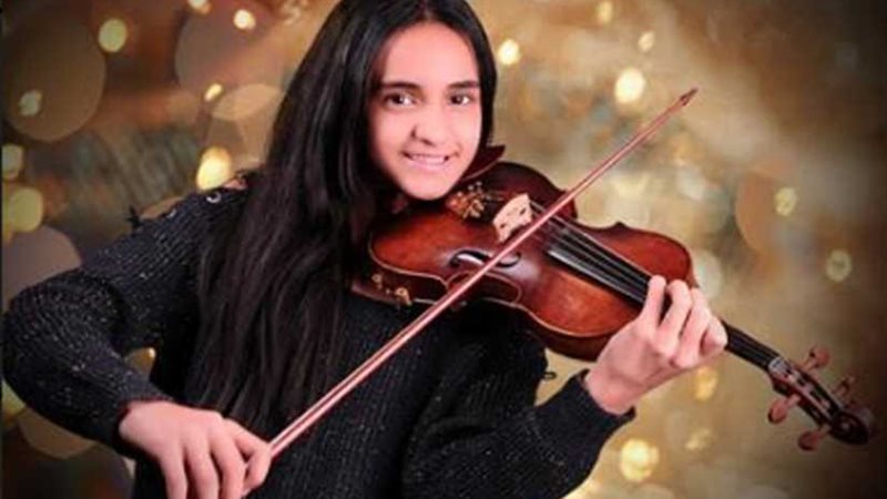 الطفلة جنى سامر تعزف