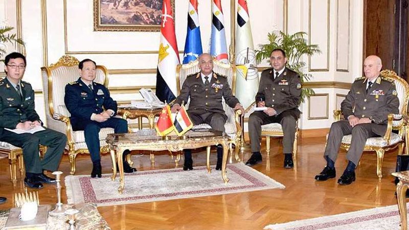 وزير الدفاع يبحث