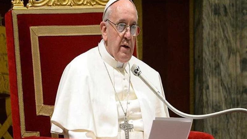 البابا فرانسيس يصلي