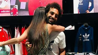 والدة محمد صلاح تعلق على صورة احتضانه للفتاة