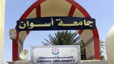 وزير الصحة بدولة جيبوتي يزور القافلة الطبية لجامعة أسوان