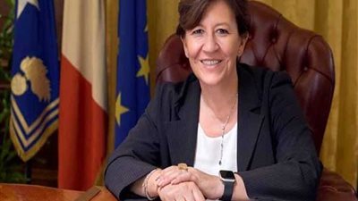 وزيرة الدفاع الإيطالية تصل الكويت في زيارة رسمية