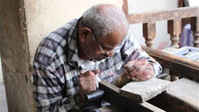 ينحت بأنامله أجمل الأشكال من النحاس