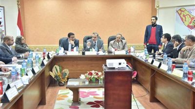 محافظ أسيوط يلتقي مواطني 