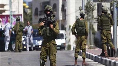 إصابة ثمانية شبان فلسطينيين بالرصاص والعشرات بالاختناق بالغاز في 