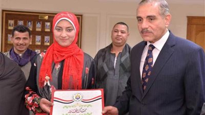 محافظ أسيوط يكرّم 