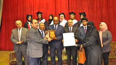 التعليم تكرم الفائزين في مسابقة أوائل الطلبة للمرحلة الثانوية