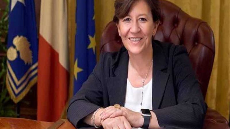 وزيرة الدفاع الإيطالية