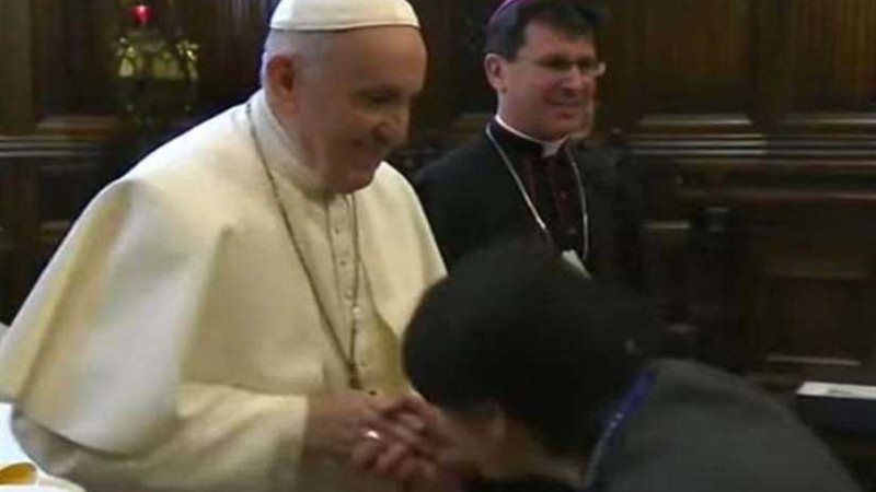 سر تقبيل العوام للخاتم