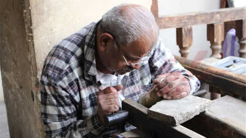 ينحت بأنامله أجمل