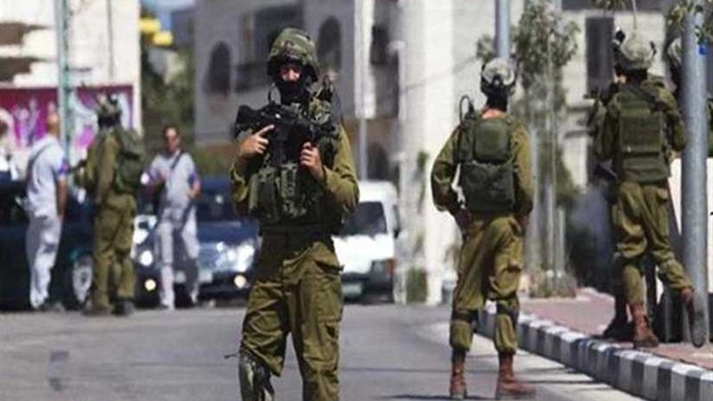 إصابة ثمانية شبان