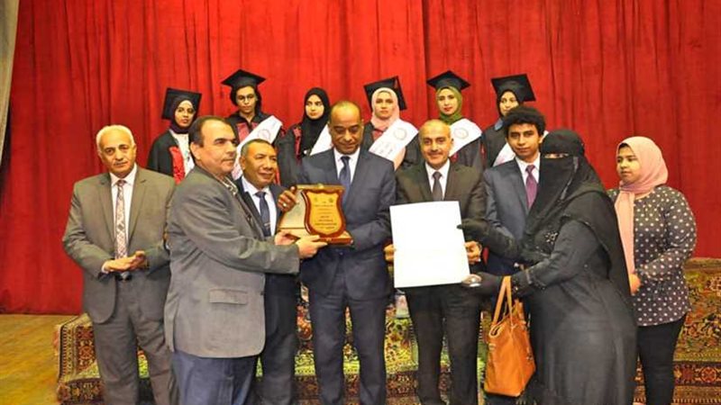 التعليم تكرم الفائزين