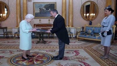 سفير مصر لدى المملكة المتحدة يقدم أوراق اعتماده للملكة إليزابيث الثانية