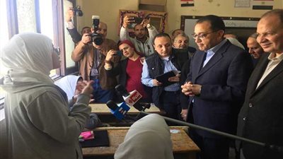 رئيس الوزراء يحاور طالبات 