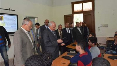 محافظ الجيزة يشهد الاختبارات على التابلت بمدرسة السعيدية