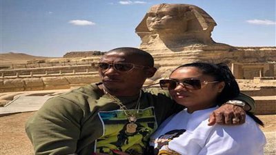 النجم الأمريكي جا رول وزوجته يزوران الأهرامات