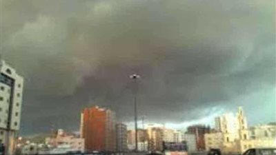 إصابة 10 أشخاص واحتجاز آخرين جراء حريق بمبنى شاهق في بنجلاديش