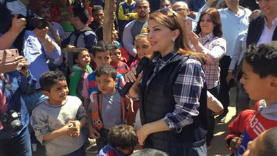 على أنغام الموسيقى البلدي.. ماجدة الرومي تتفقد قافلة راعي مصر بالأقصر(صور)