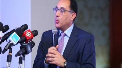 رئيس الوزراء يتفقد أعمال التطهير والتكريك ببحيرة قارون