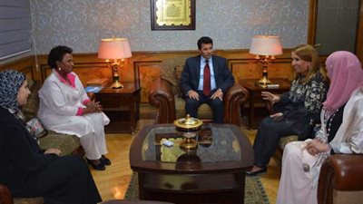 وزير الشباب والرياضة يستقبل قيادات نسائية بدول الخليج