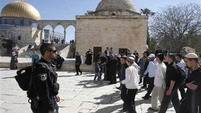 أكثر من 50 مستوطنا يقتحمون الأقصى وسط حراسة الاحتلال