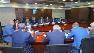 وزير النقل يعقد اجتماعا موسعا مع رؤساء الشركات القابضة