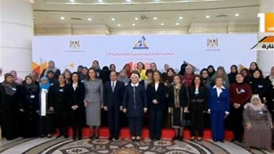 لحظة وصول الرئيس السيسي وقرينته لحضور حفل تكريم المرأة المصرية (فيديو)