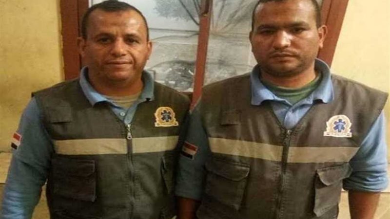 مسعف وسائق يعيدان