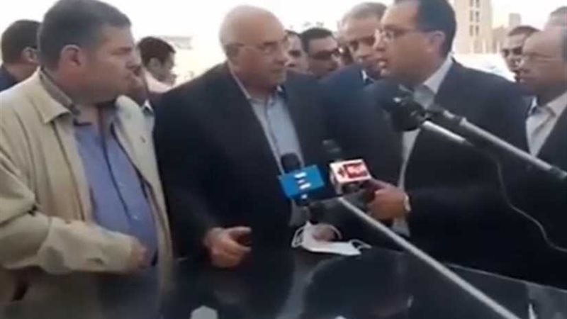 رئيس الوزراء يستمع